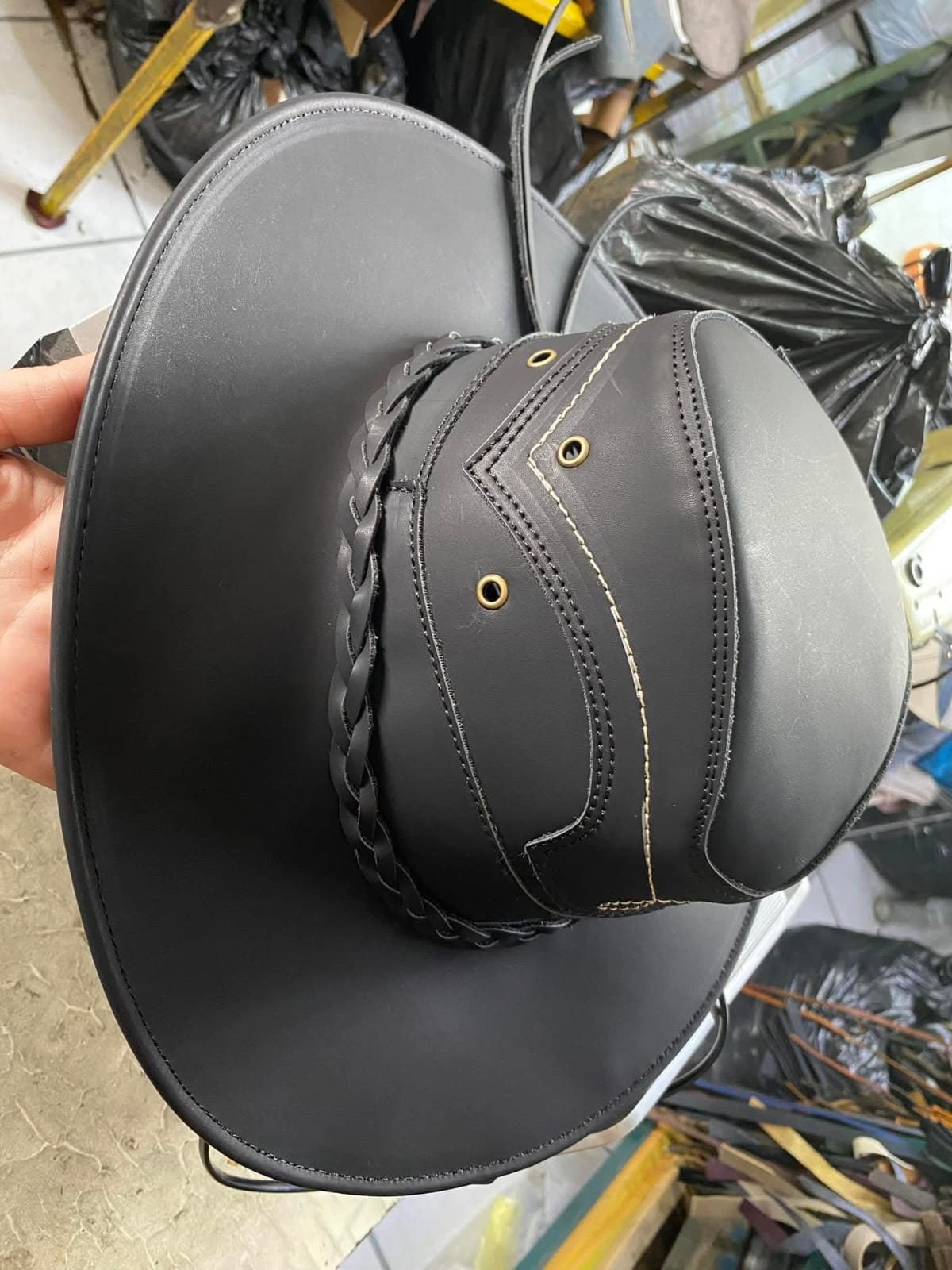 Sombrero negro artesanal