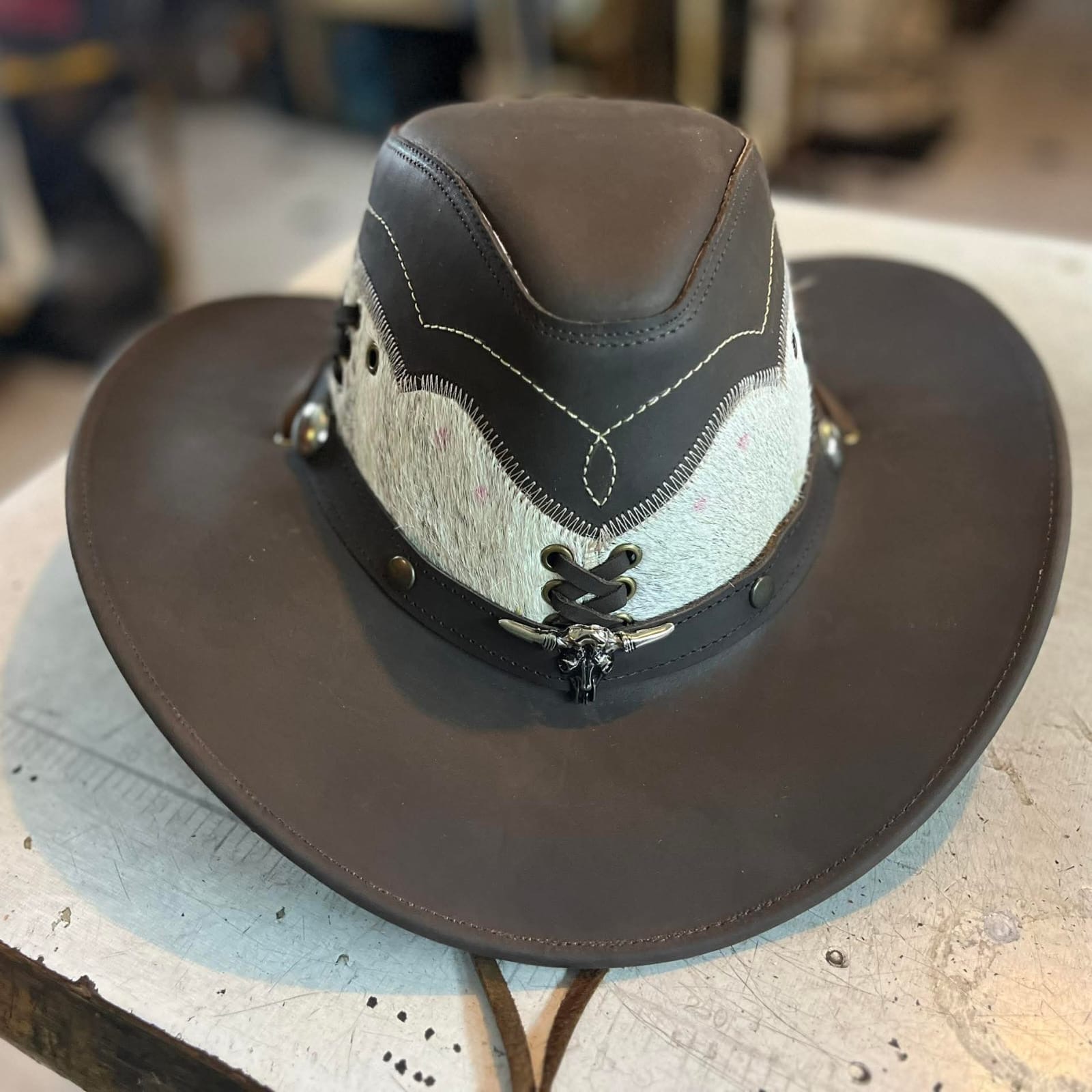 Sombrero café con pelo de res