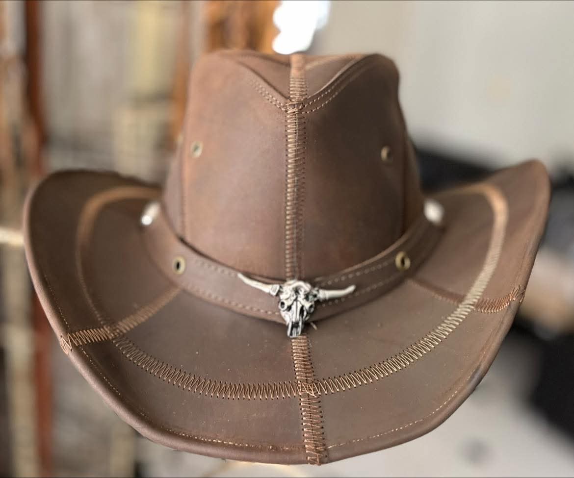 Sombrero café con costuras decorativas