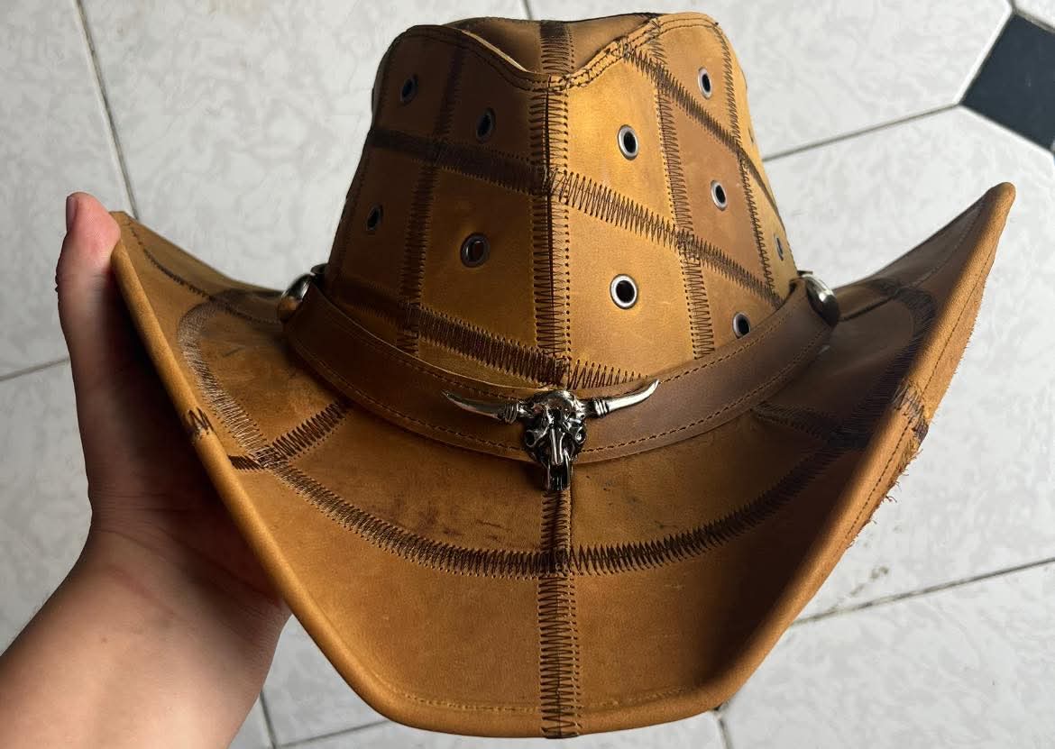 Sombrero con acabado en piel y remaches