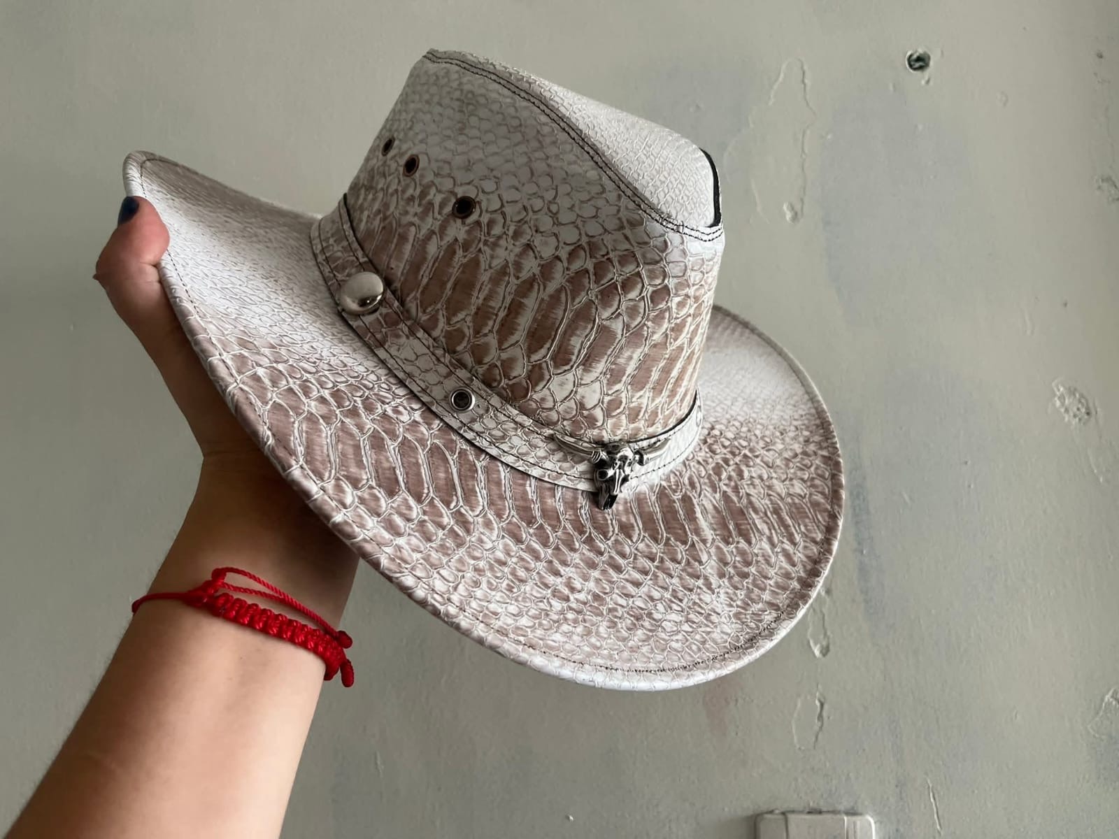 Sombrero vaquero artesanal con textura clara